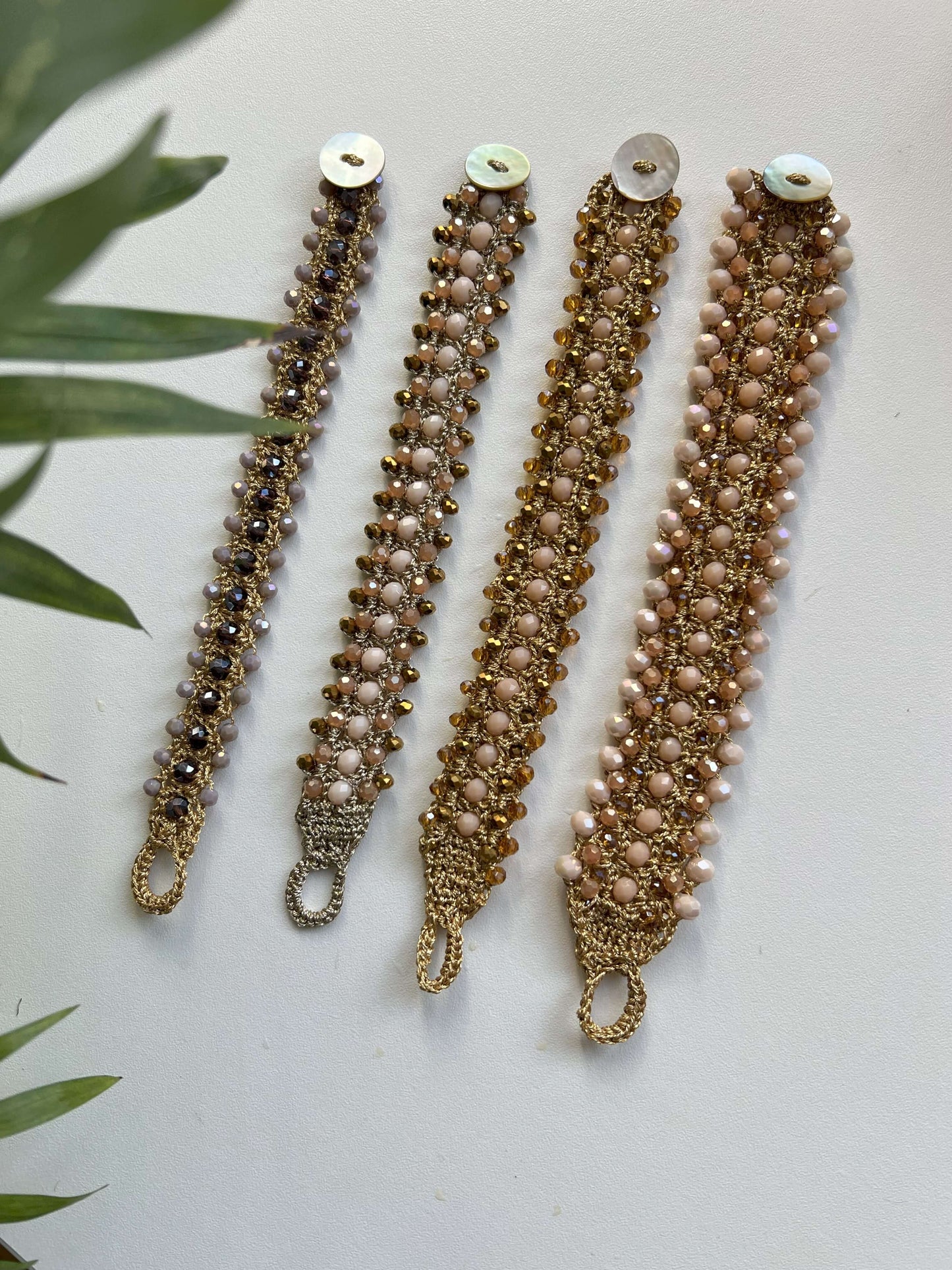 Onda di Luce: un bracciale, tre dimensioni. Piccola per il quotidiano, media per il giorno e la sera, grande per eventi speciali. Eleganza per ogni occasione