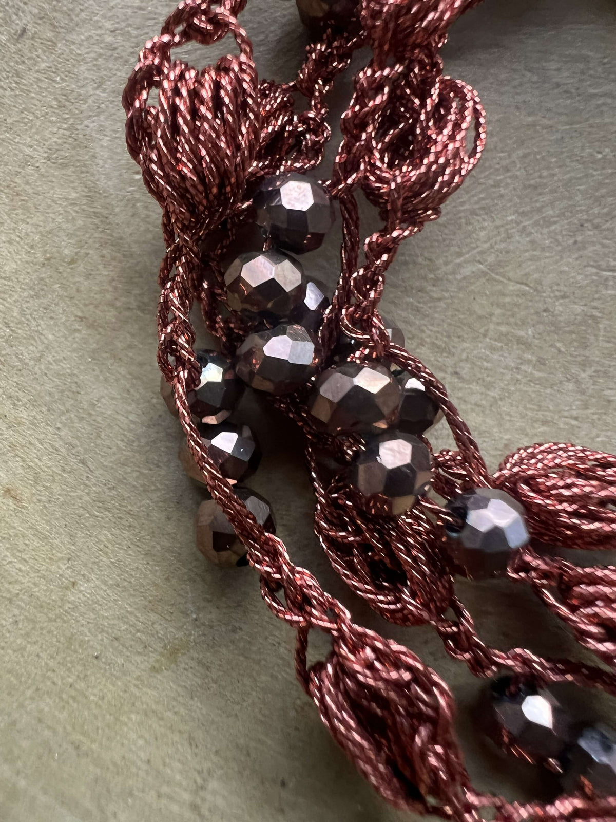Autumn Glow, collana marrone e bronzo anallergica e senza metallo. Un gioiello caldo, leggero e originale.