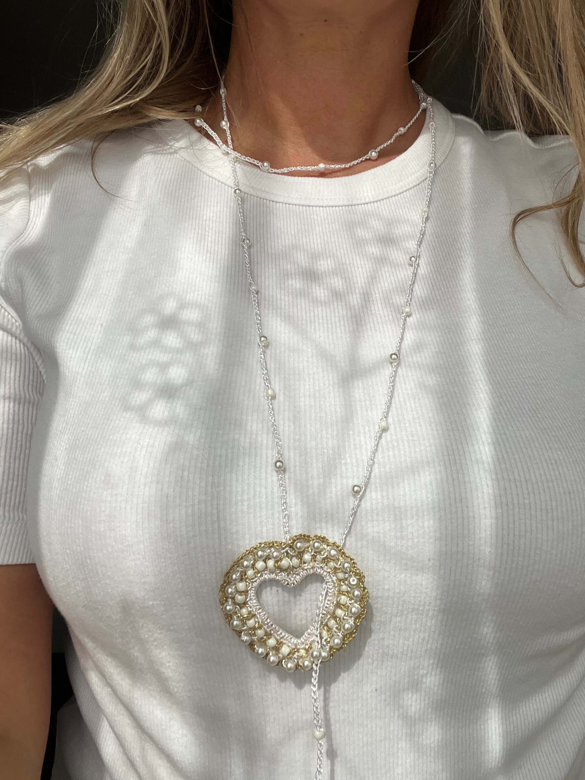 White heart necklace with white beads, collana lunga da donna con cuore grande e raffinato.