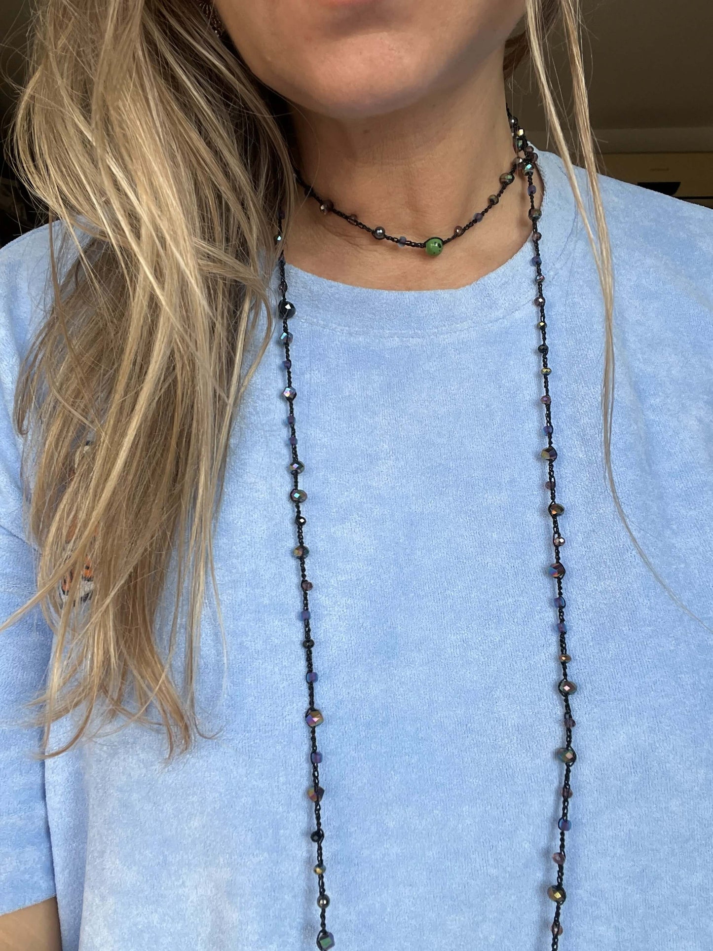 Collana nera con cuore decorato a mano. Gioiello artigianale lungo, elegante e regolabile, perfetto anche come wrap.