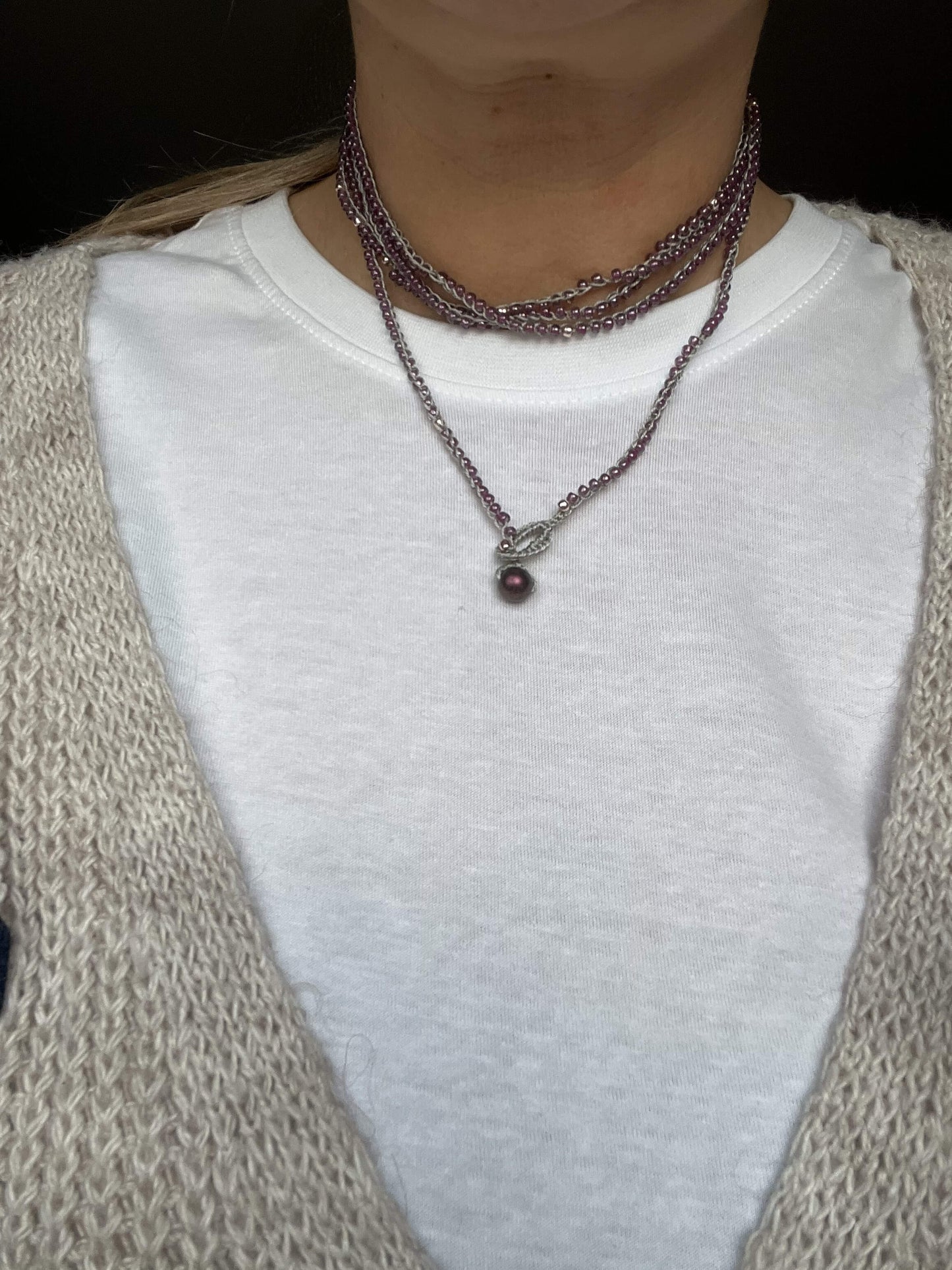 Collana boho chic viola artigianale con perline Toho giapponesi e vetro di Boemia. Da indossare a più giri, leggera e raffinata.