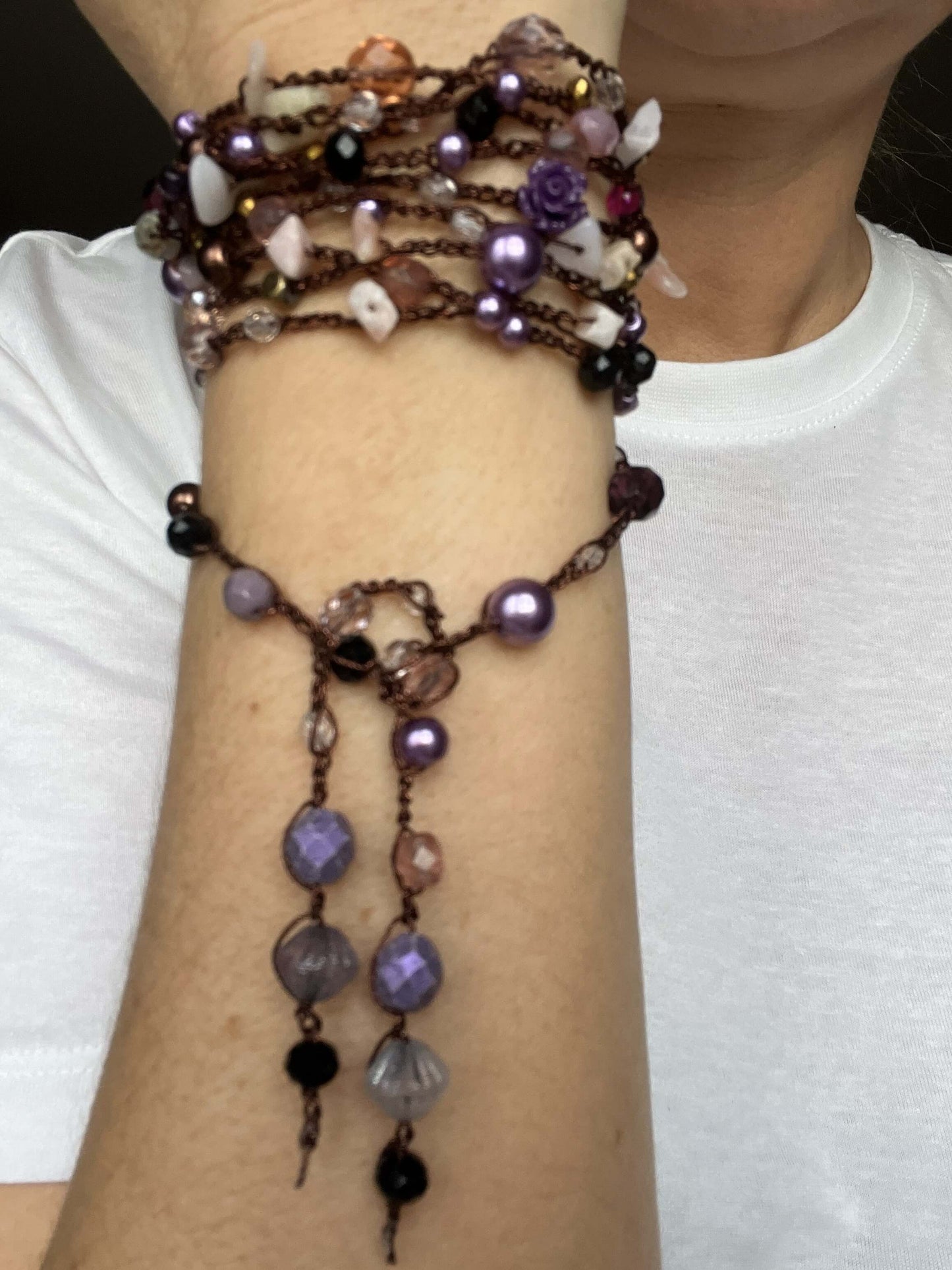 Collana lunga senza chiusure in stile boho chic, realizzata con perle e cristalli di Boemia viola e neri. Elegante, leggera e senza metallo.