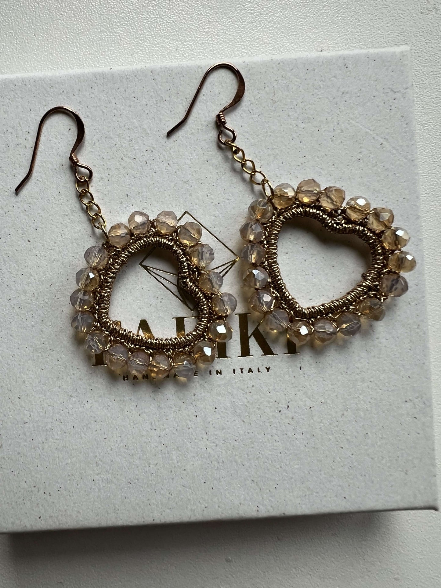 Orecchini a cuore color oro con cristalli champagne. Gioielli eleganti, leggeri e senza tempo, perfetti come regalo speciale o da indossare ogni giorno