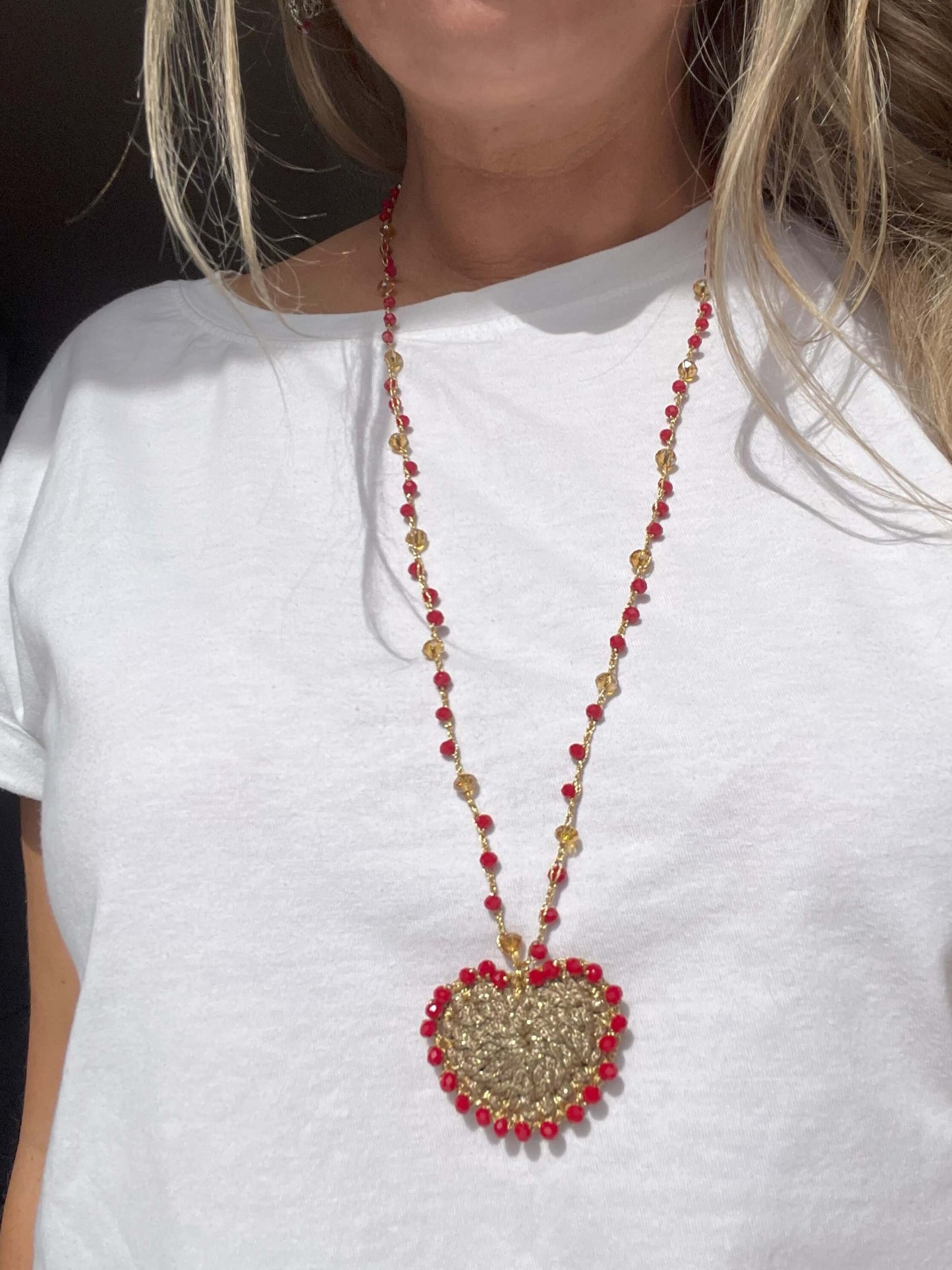 La collana Cuore Incantato, un gioiello unico in oro e rosso, lavorato a mano. Il regalo perfetto per un Natale speciale ed elegante