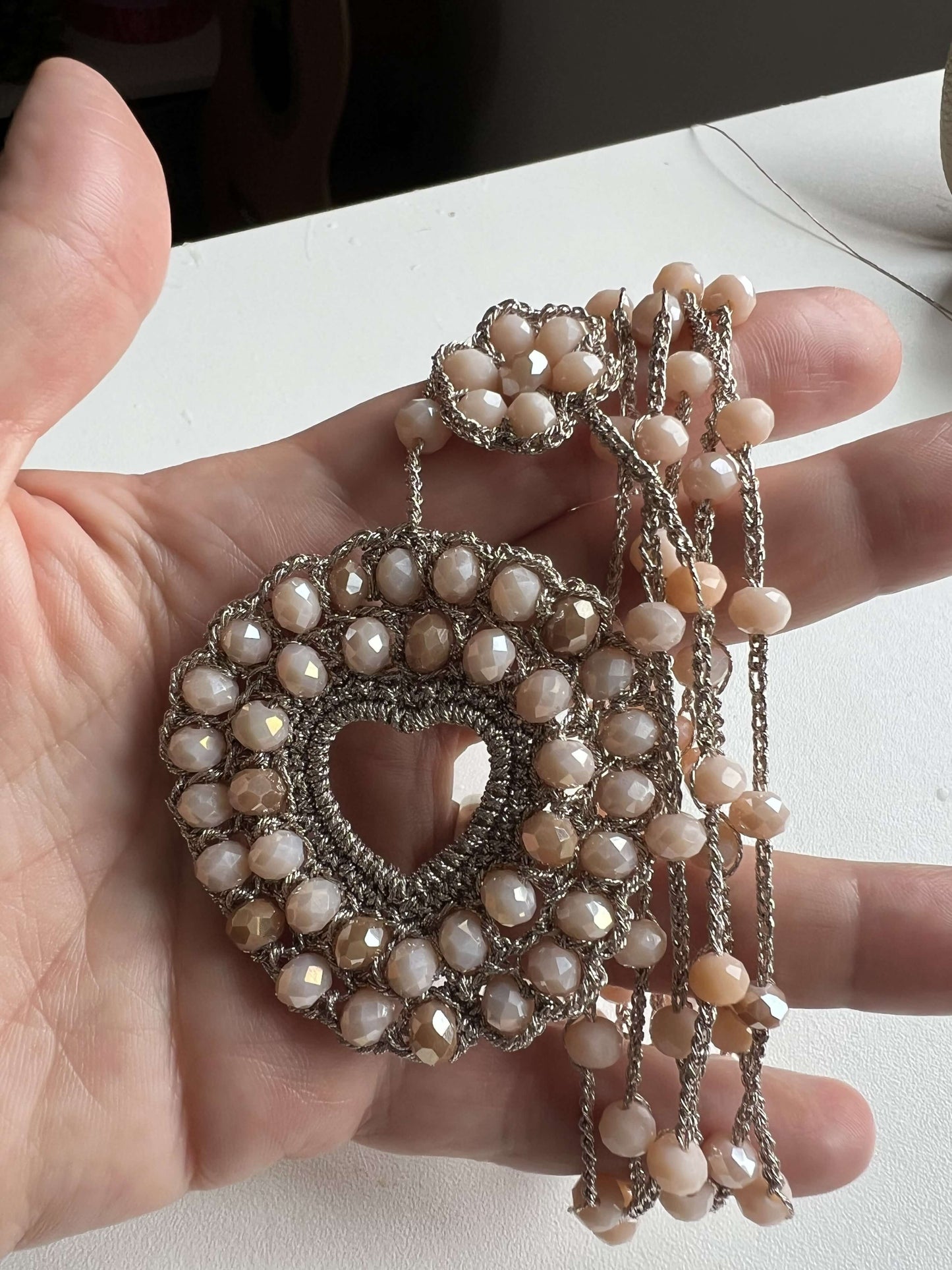 Collana cuore elegante toni neutri beige e crema, gioiello raffinato con perle, stile senza tempo per look chic quotidiani