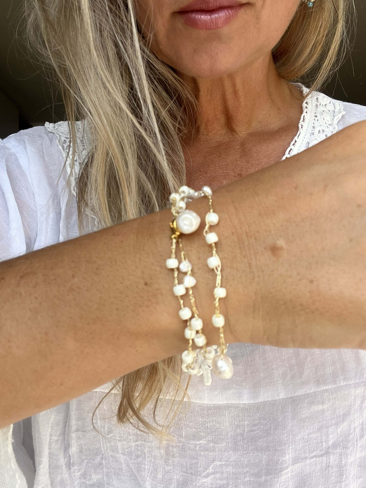 Collana con perle di fiume e dettagli dorati, elegante e regolabile. Indossala al collo o trasformala in bracciale.