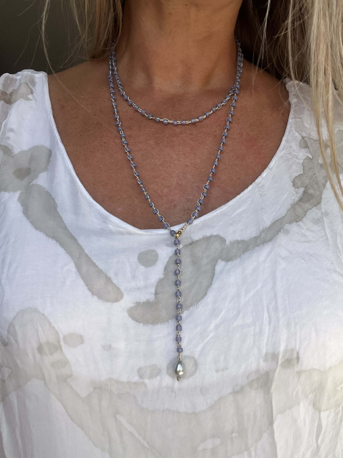 Collana lunga color lavanda e platino, fatta a mano. Morbida e versatile, perfetta da indossare in ogni occasione.
