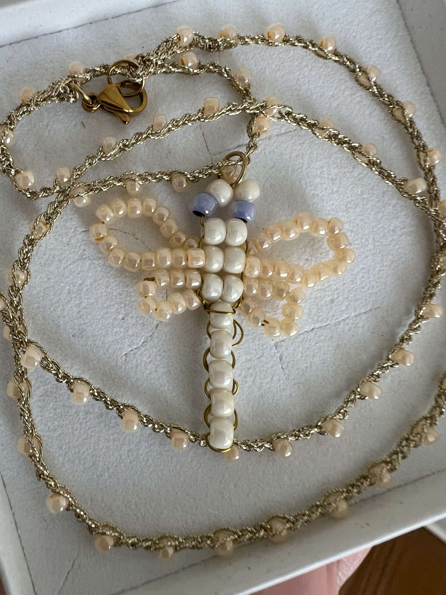 Questa collana è nata per chi ha avuto il coraggio di trasformarsi. Per chi ha scelto di volare.