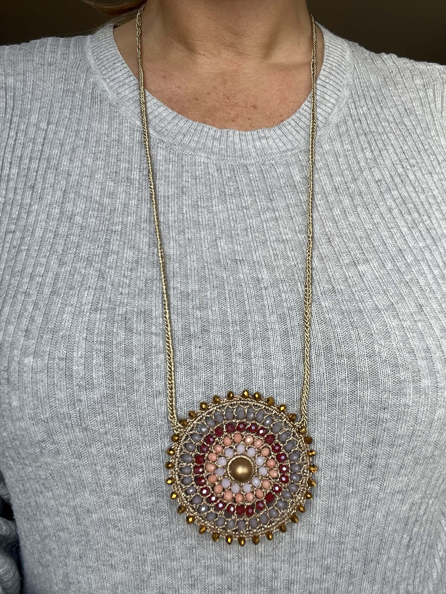 Collana mandala artigianale con perla dorata e cristalli multicolor: eleganza, luce e stile senza tempo da portare sempre con te