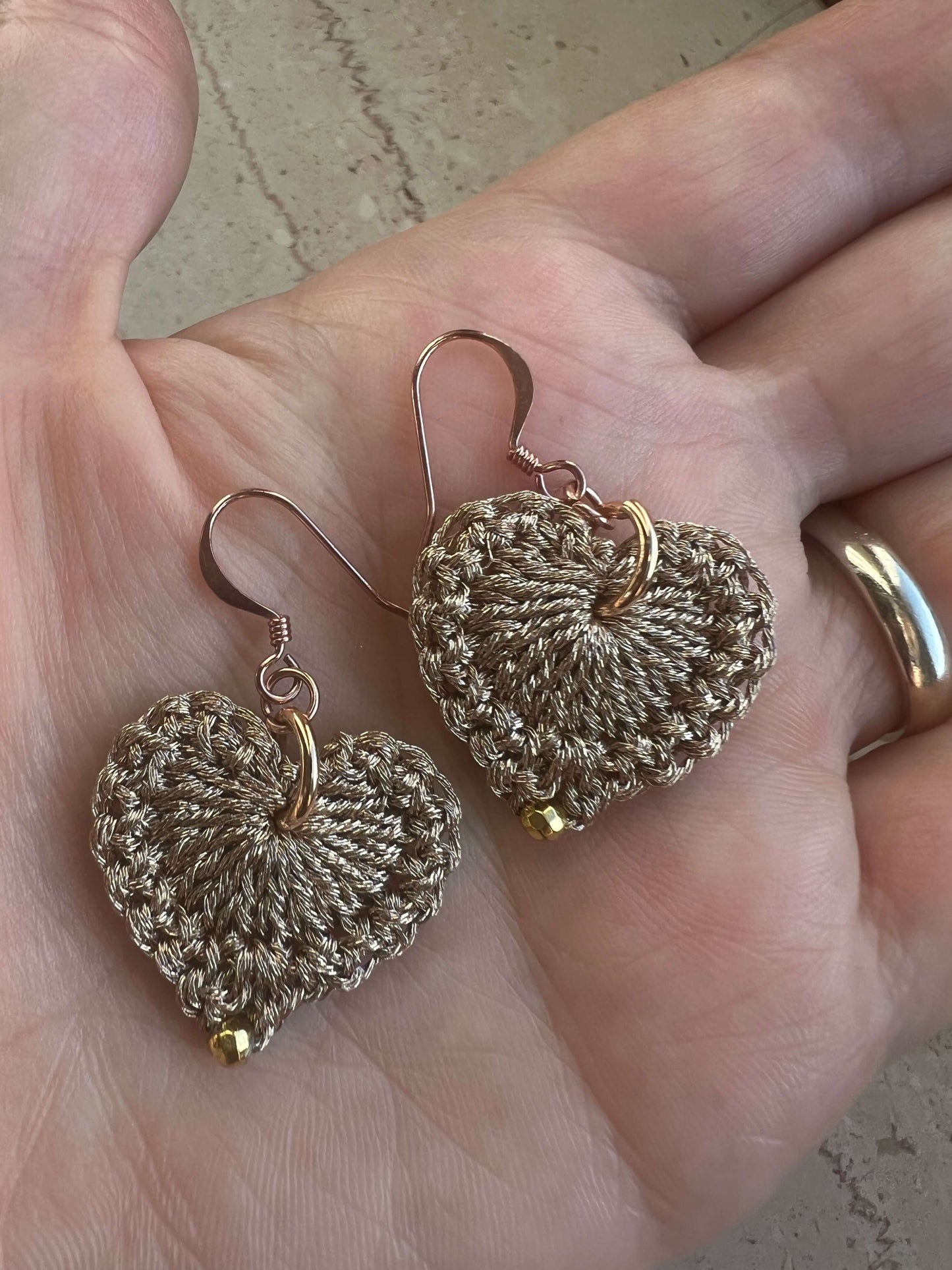 Orecchini cuore all’uncinetto fatti a mano beige, eleganti e portafortuna. Ideali come regalo artigianale o da indossare ogni giorno.