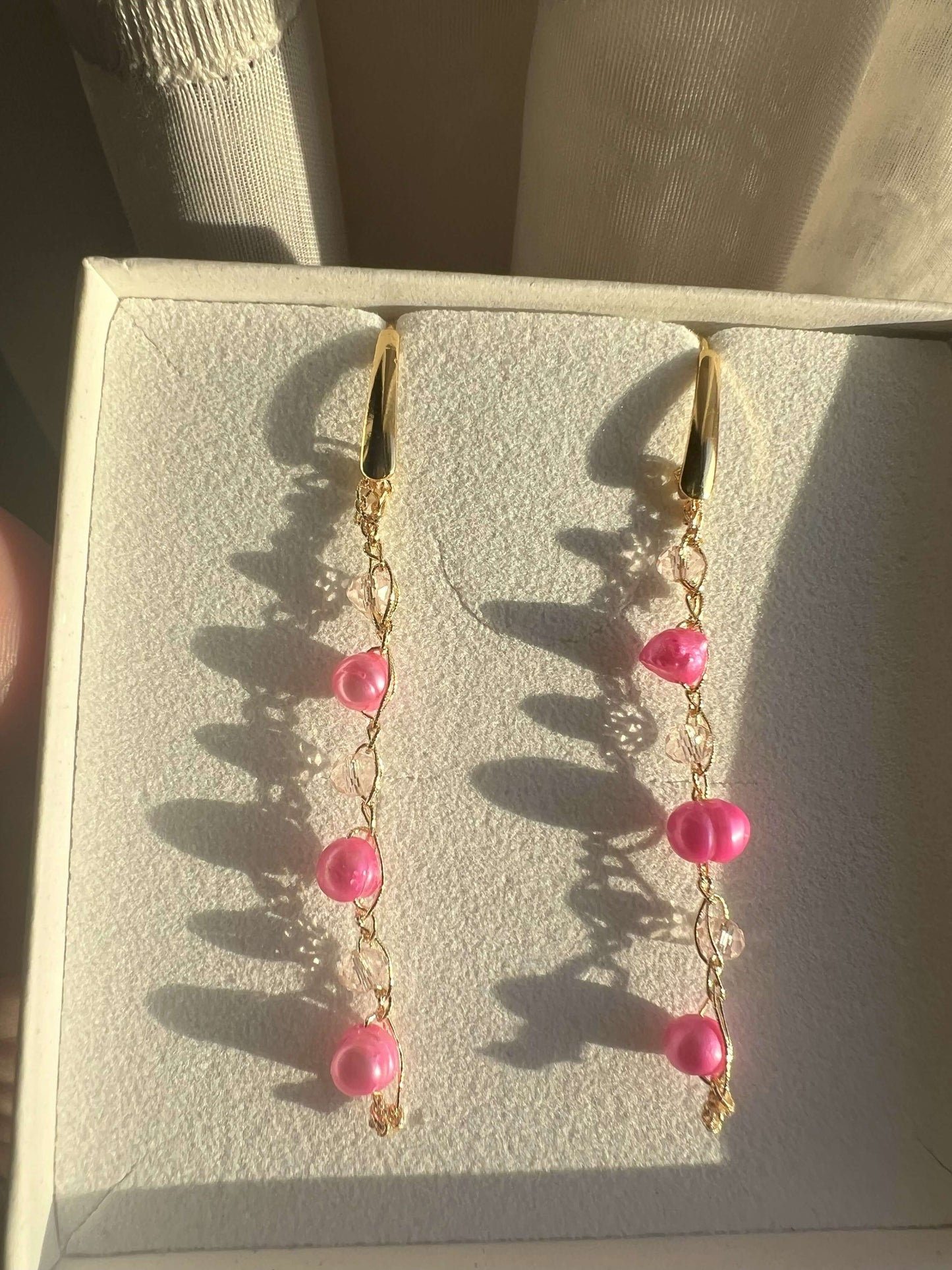 Orecchini Gocce di Pesco la magia dei fiori primaverili catturata in perle di fiume rosa. Bellezza naturale da indossare ogni giorno.