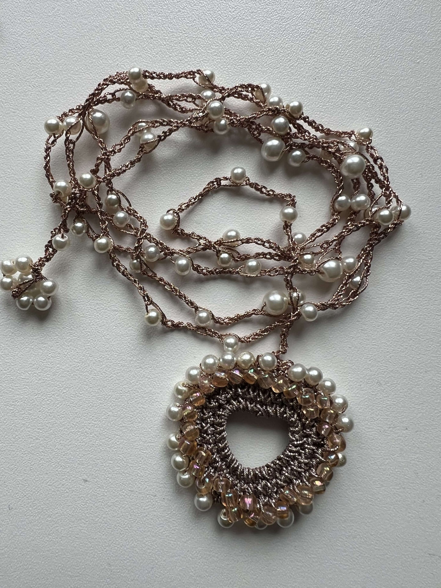 Collana Rose Heart oro rosa con perle classiche, gioiello elegante artigianale per donna, stile senza tempo raffinato e femminile