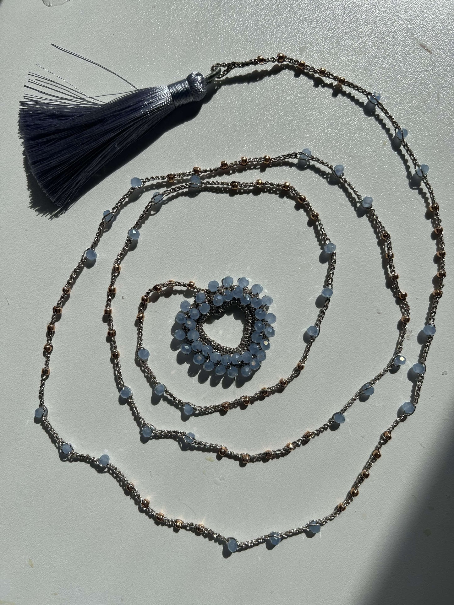 Gioiello donna cuore azzurro Sky Heart, collana elegante minimal con cristalli azzurri e perline dorate artigianale