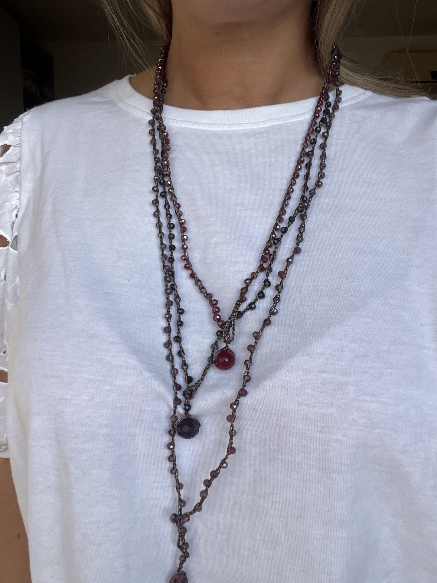 Collane fatte a mano in cristallo, anallergiche e leggere. Scopri la luce nelle loro tre tonalità uniche.