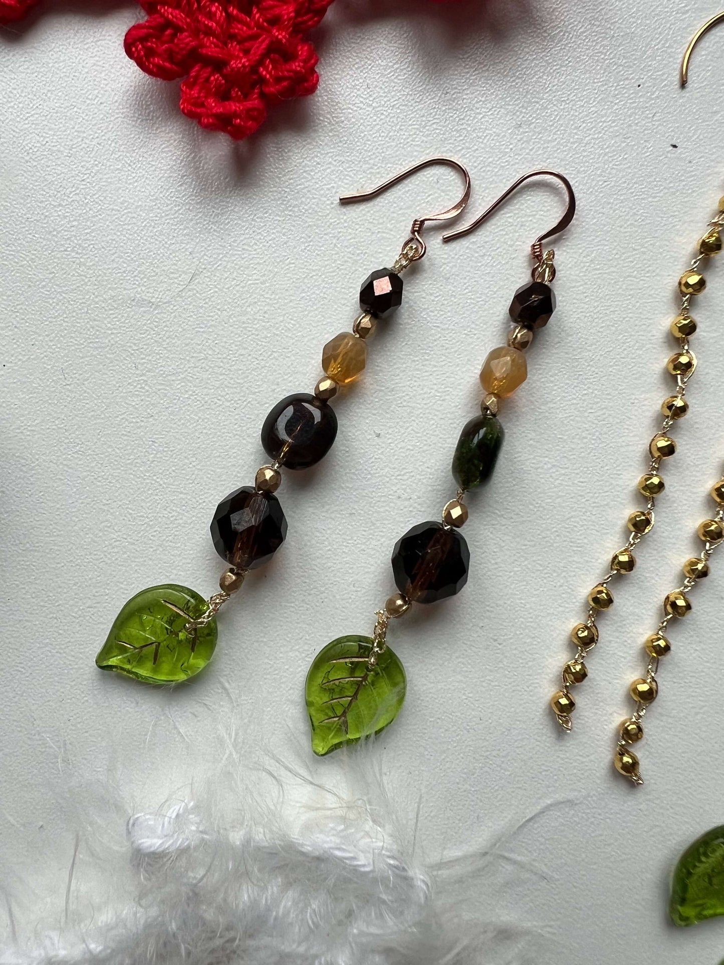 Orecchini verdi fatti a mano con foglie di vetro e perle boho. Eleganti, leggeri, ideali come regalo unico e naturale.