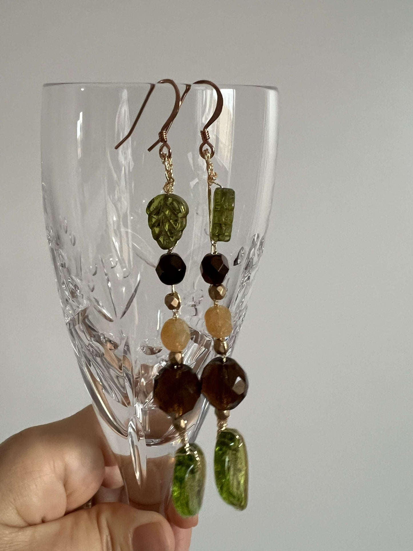 Orecchini foglia boho chic in verde e bronzo. Artigianali, luminosi, creati a mano con vetro di Bohemia e perle verdi profonde.