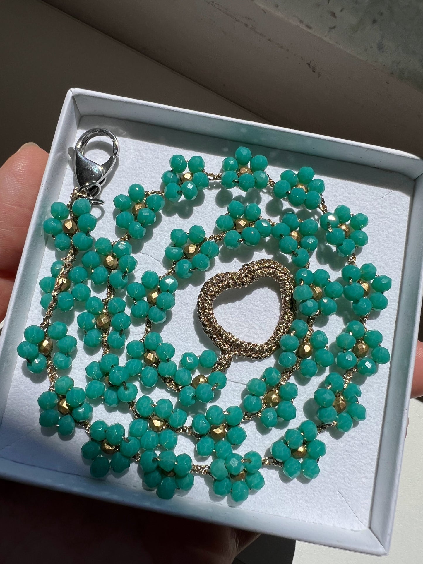 Verde Incanto: il girocollo che trasforma i fiorellini di un prato in un gioiello. Design elegante con dettagli verde primavera