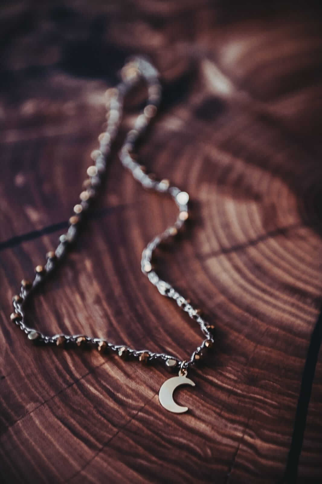 Girocollo artigianale Fafiki in color oro, realizzato con cristalli dorati e pietre di ematite color oro. Caratterizzato da una delicata luna in acciaio inossidabile, questo gioiello lungo 42 cm è dotato di chiusura a moschettone in acciaio galvanizzato. Perfetto per chi cerca un accessorio elegante e versatile, questo girocollo aggiunge un tocco di stile unico a ogni outfit, rendendolo un regalo ideale per le occasioni speciali.