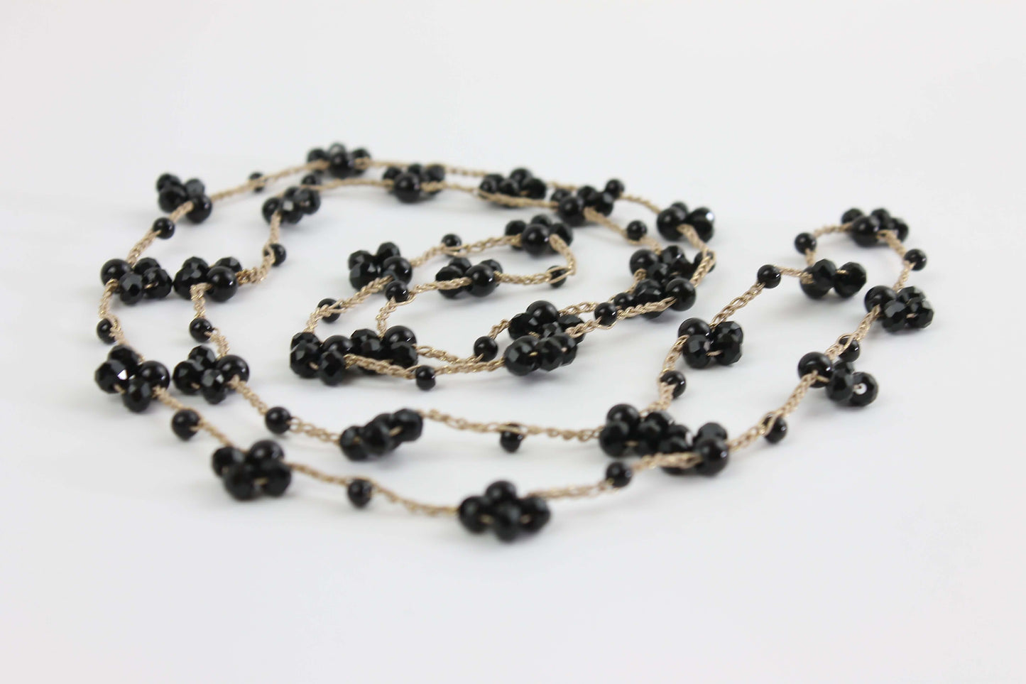 Collana artigianale lunga, fatta a mano con filo oro, cristalli e perline nere. Senza metallo, anallergica e trasformabile in braccialetto. Anallergica perfetta per pelli sensibili