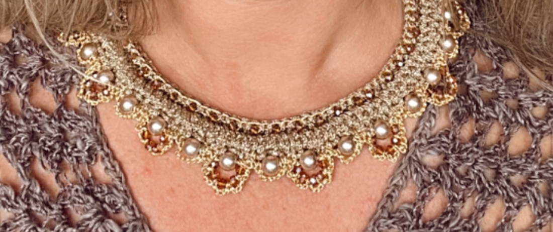 Scopri come abbinare collane alle scollature, dai bijoux minimal ai gioielli fatti a mano, per completare i tuoi look con stile. Consigli utili, tendenze