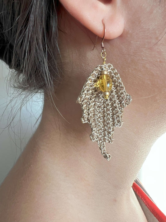 Orecchini a forma di foglia preziosa in oro, fatti a mano con design unico all'uncinetto, cristalli cechi e monachella in rame. Eleganza artigianale italiana