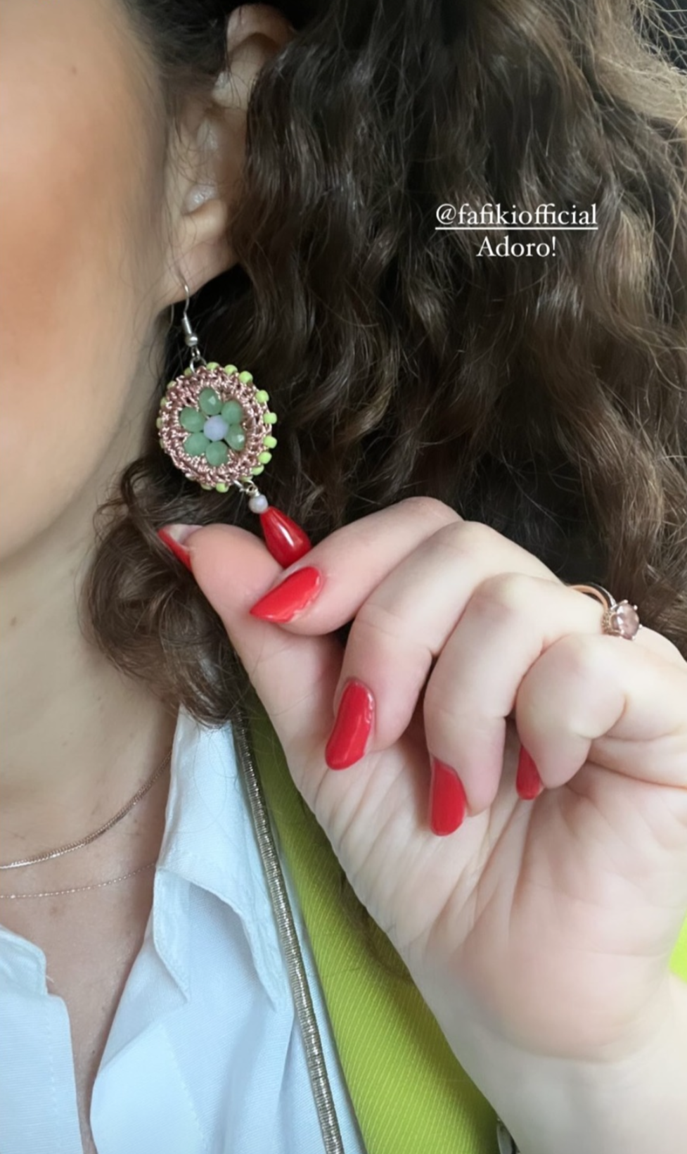 Ragazza sorridente che indossa eleganti orecchini a artigianali in stile femminile, che esaltano la sua autostima e unicità. Gli orecchini, realizzati a mano, sono perfetti per ogni occasione e rappresentano l'essenza della femminilità fafiki