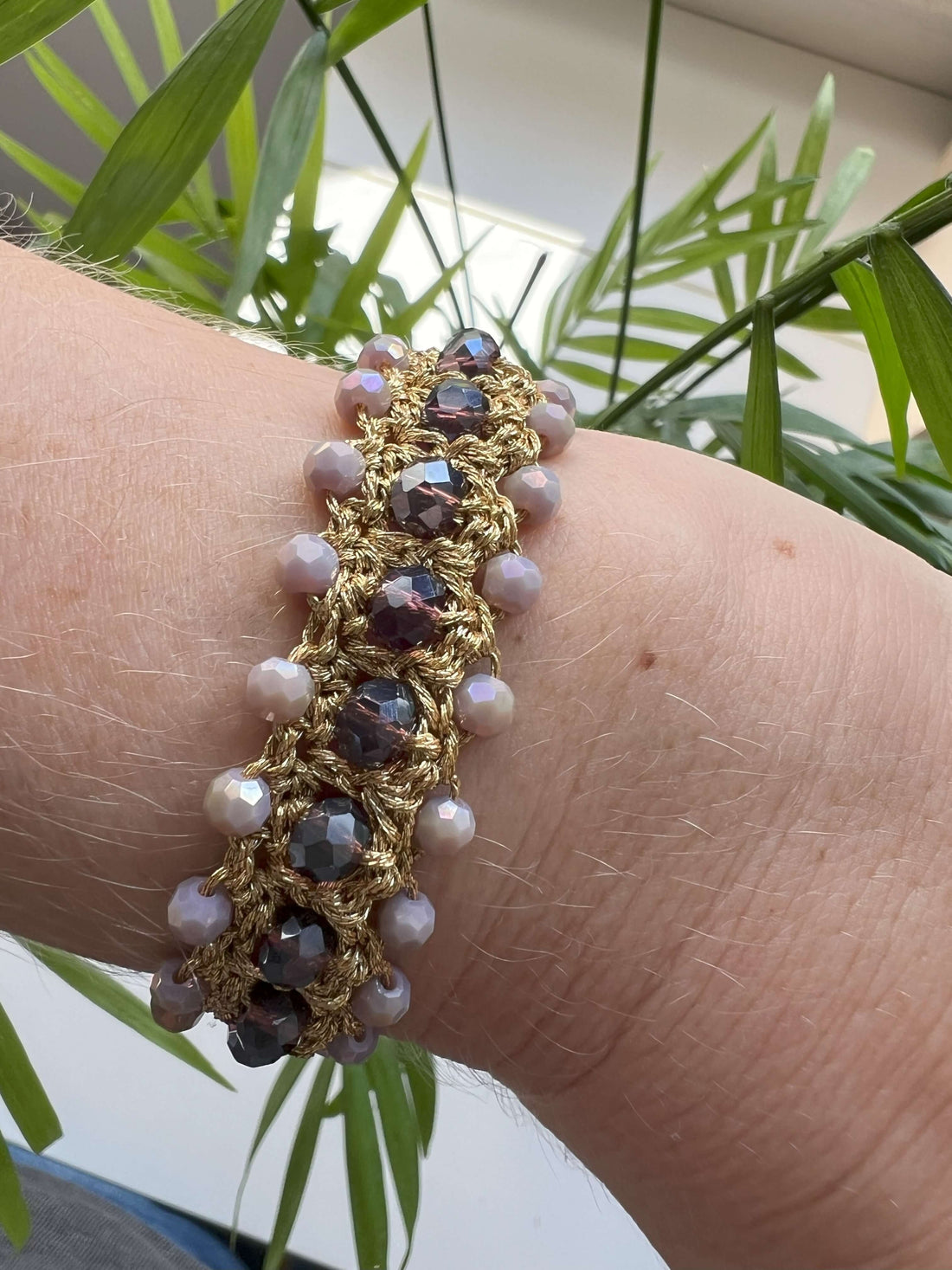 Bracciale uncinetto 3 file cristalli. Chiusura facile madreperla. Fatto mano. Unico e prezioso. Stile minimal per ogni outfit.