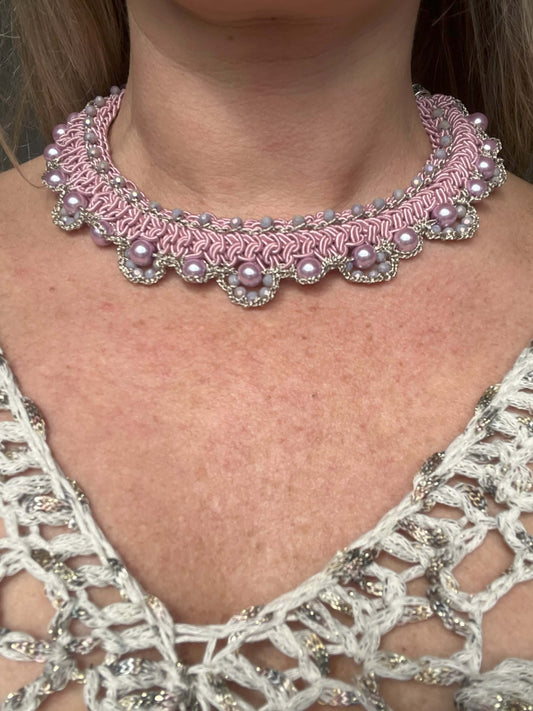 Collana statement per matrimonio: l'accessorio che valorizza l'outfit e cattura l'attenzione con eleganza.