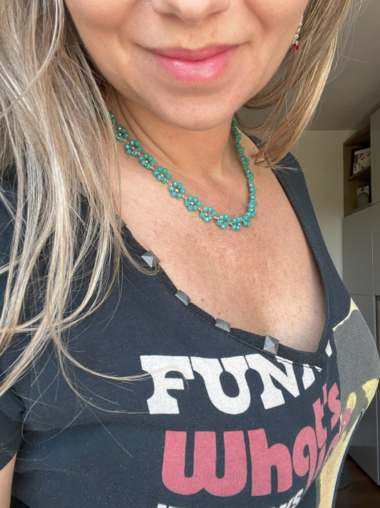 Mamma felice che riceve un regalo per la Festa della Mamma 2025, un momento speciale di amore e gioia.