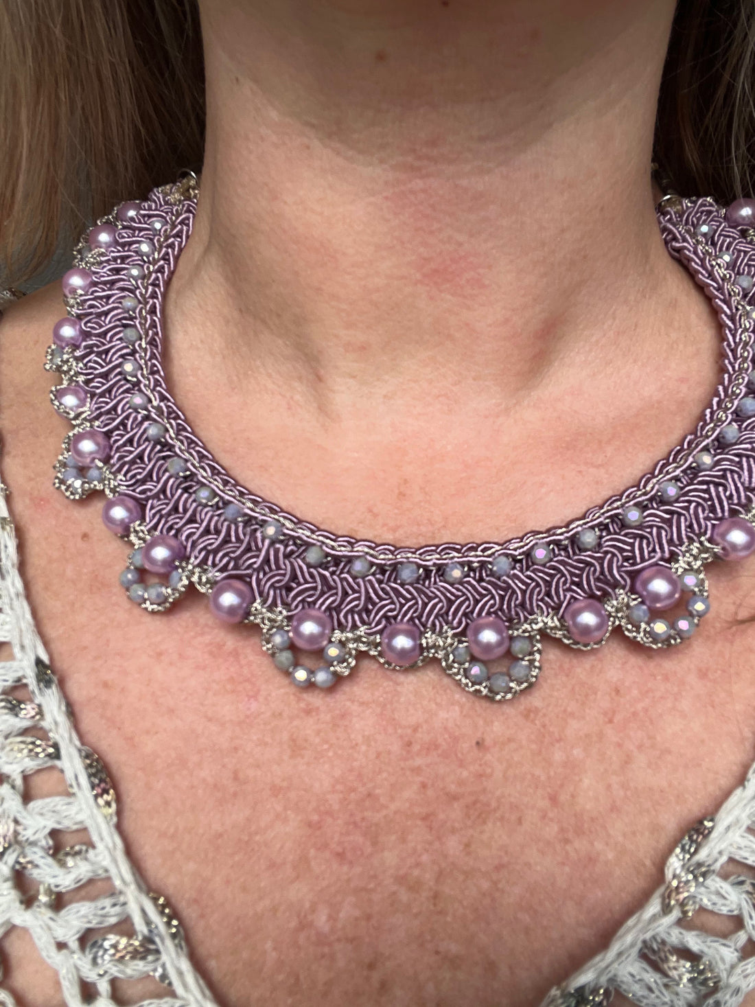 Elegante collier di lusso artigianale, regalo perfetto per donna 50 anni, con cristalli e dettagli raffinati che esaltano l'occasione speciale