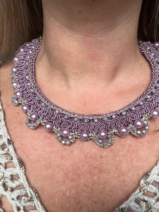 Elegante collier di lusso artigianale, regalo perfetto per donna 50 anni, con cristalli e dettagli raffinati che esaltano l'occasione speciale