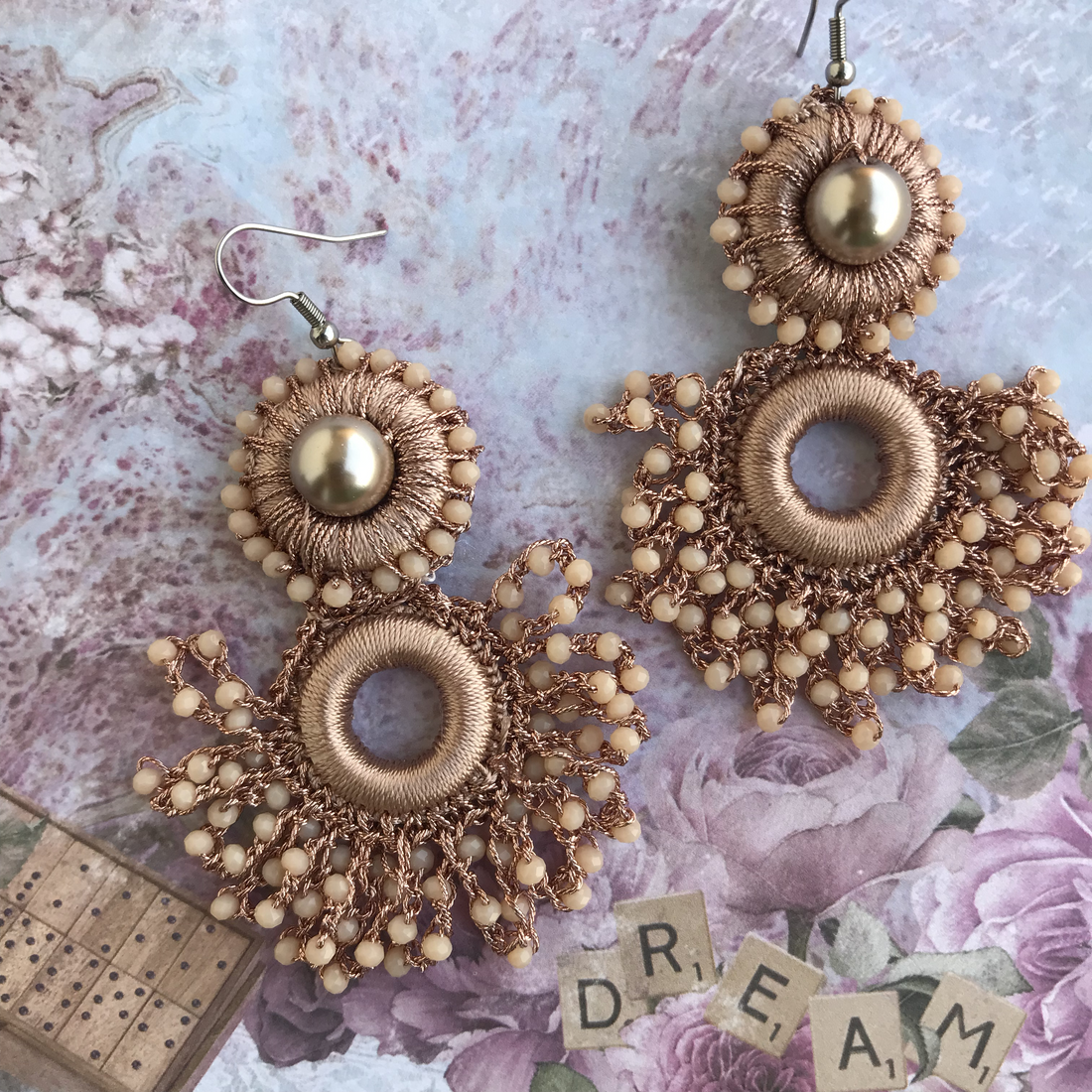 Orecchini pendenti floreali mousse al moka 2025, gioielli donna eleganti con motivi botanici, accessori romantici primavera estate