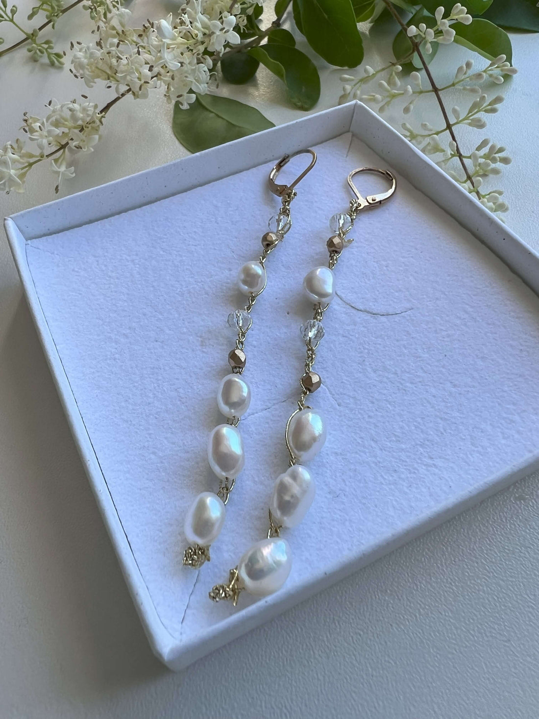Orecchini pendenti eleganti con perle di acqua dolce per cerimonie e matrimoni, accessorio raffinato color avorio ideale per la sposa e invitate a nozze