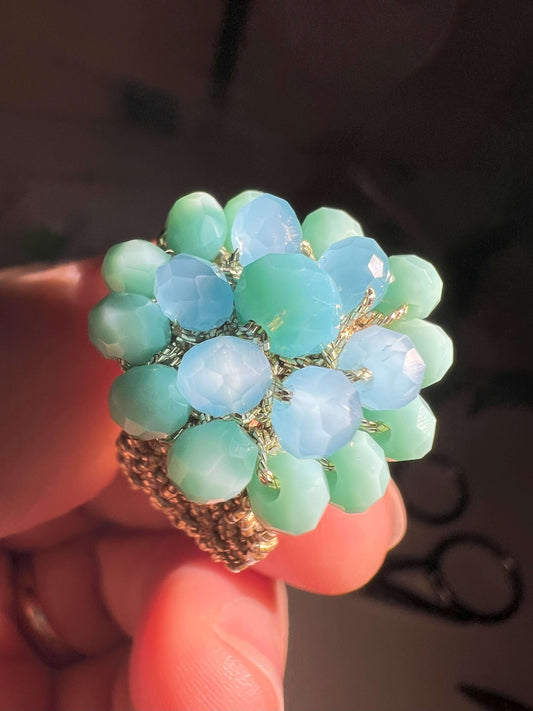 Scopri l'anello con fascia elastica e cristalli floreali: elegante, versatile e fatto a mano. Perfetto per ogni look, si adatta con stile a te ogni giorno