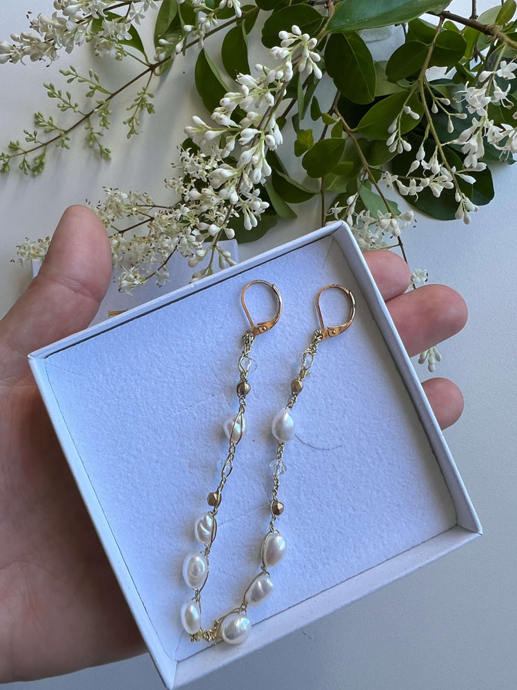 Eleganti orecchini pendenti con perle di fiume, per un tocco di classe e raffinatezza stile boho 2025