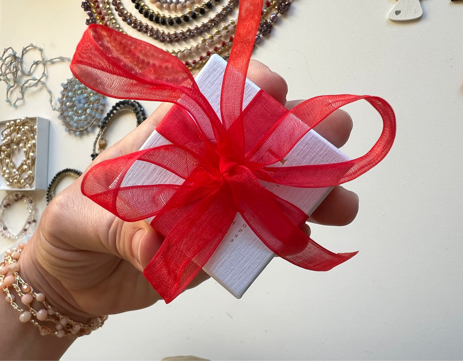 Collezione natalizia RINASCITA: gioielli artigianali unici, collane, bracciali e Minibags in colori caldi per brillare a Natale.