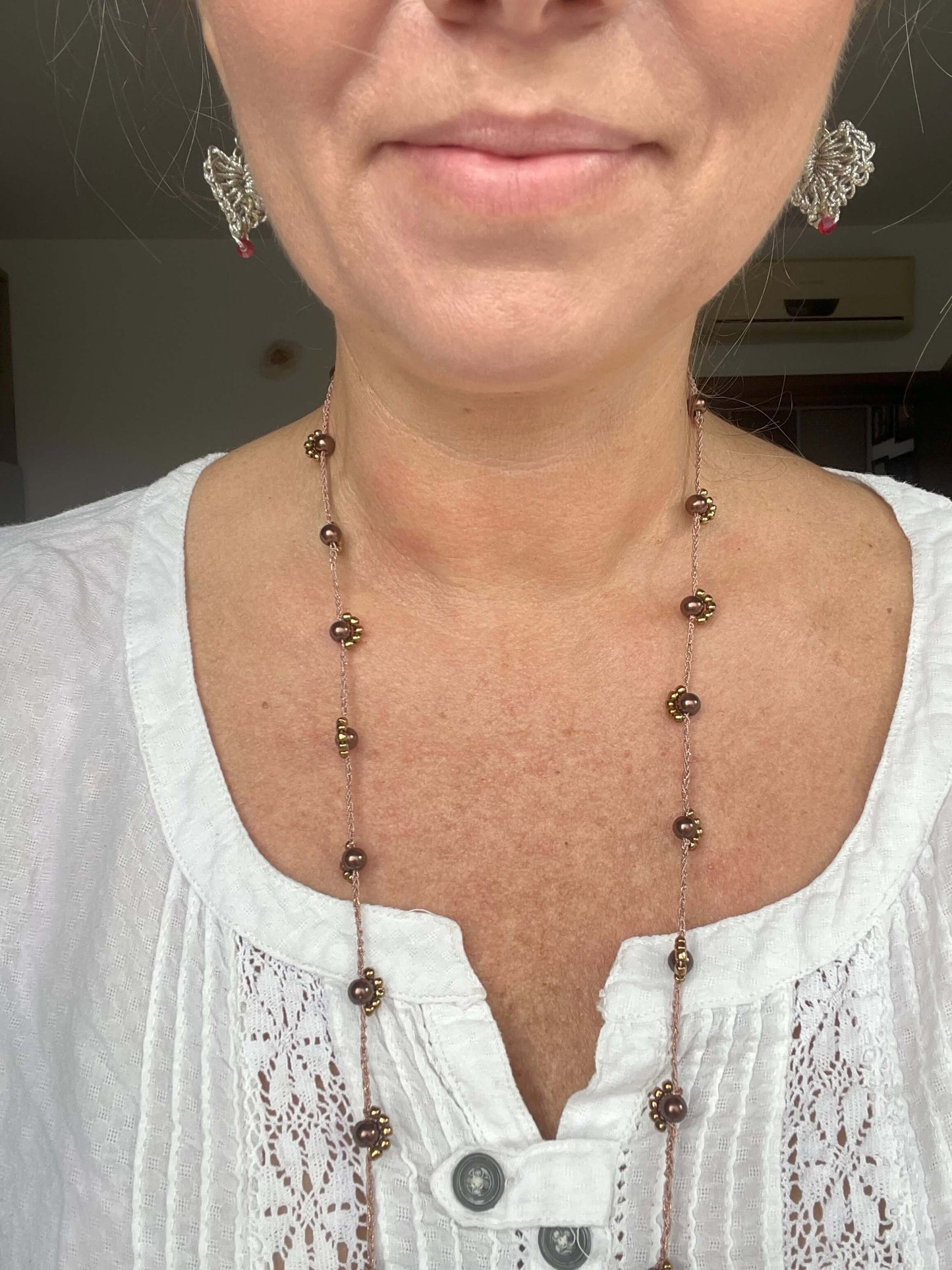 Bruma di Quercia: collana boho chic anallergica in vetro e cristalli naturali, senza chiusura. Eleganza minimal ispirata alla natura