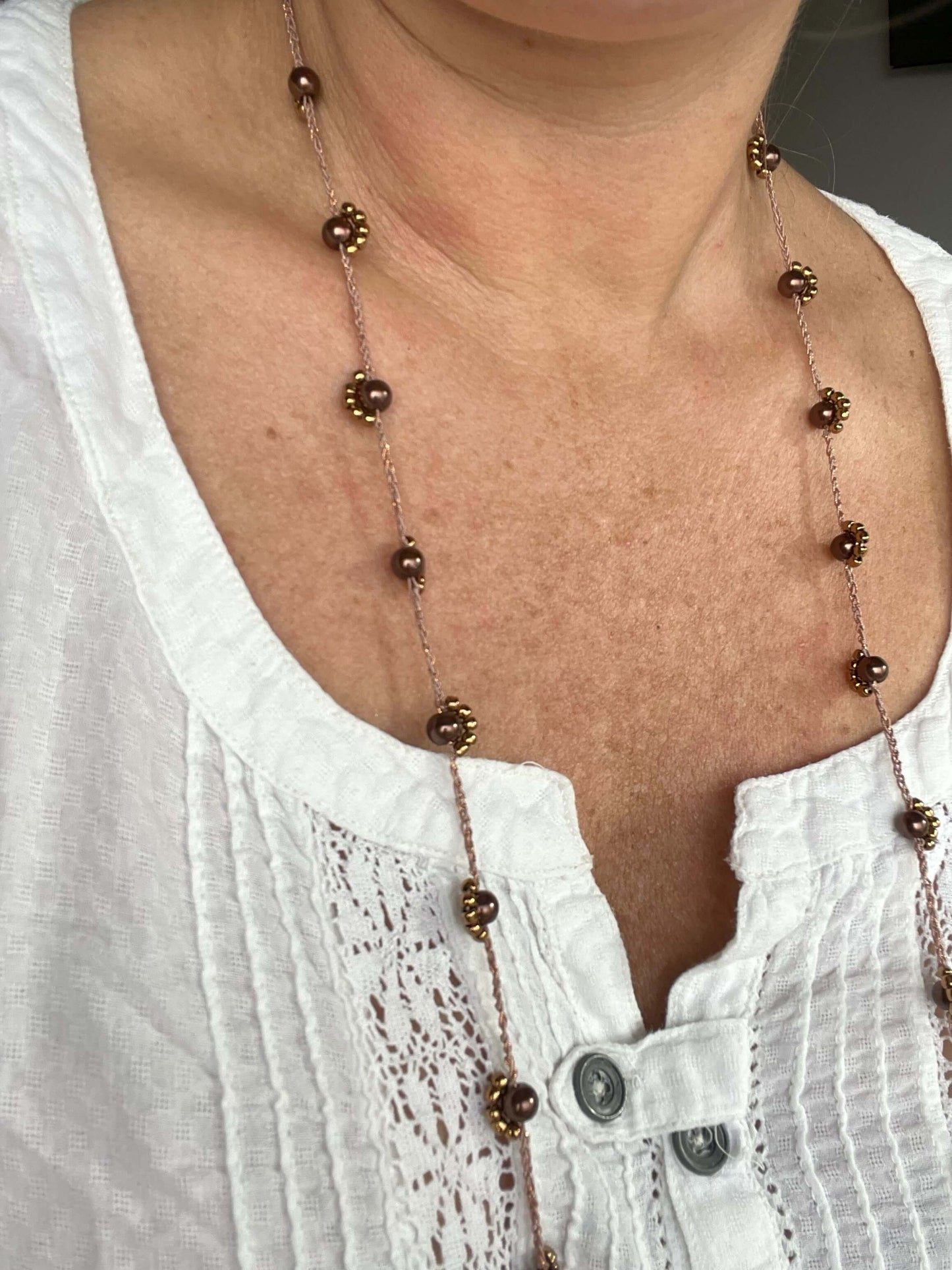 Scopri Bruma di Quercia: collana boho anallergica, senza chiusura, in cristalli e perline di vetro. Versatile e ispirata alla natura