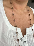 Scopri Bruma di Quercia: collana boho anallergica, senza chiusura, in cristalli e perline di vetro. Versatile e ispirata alla natura
