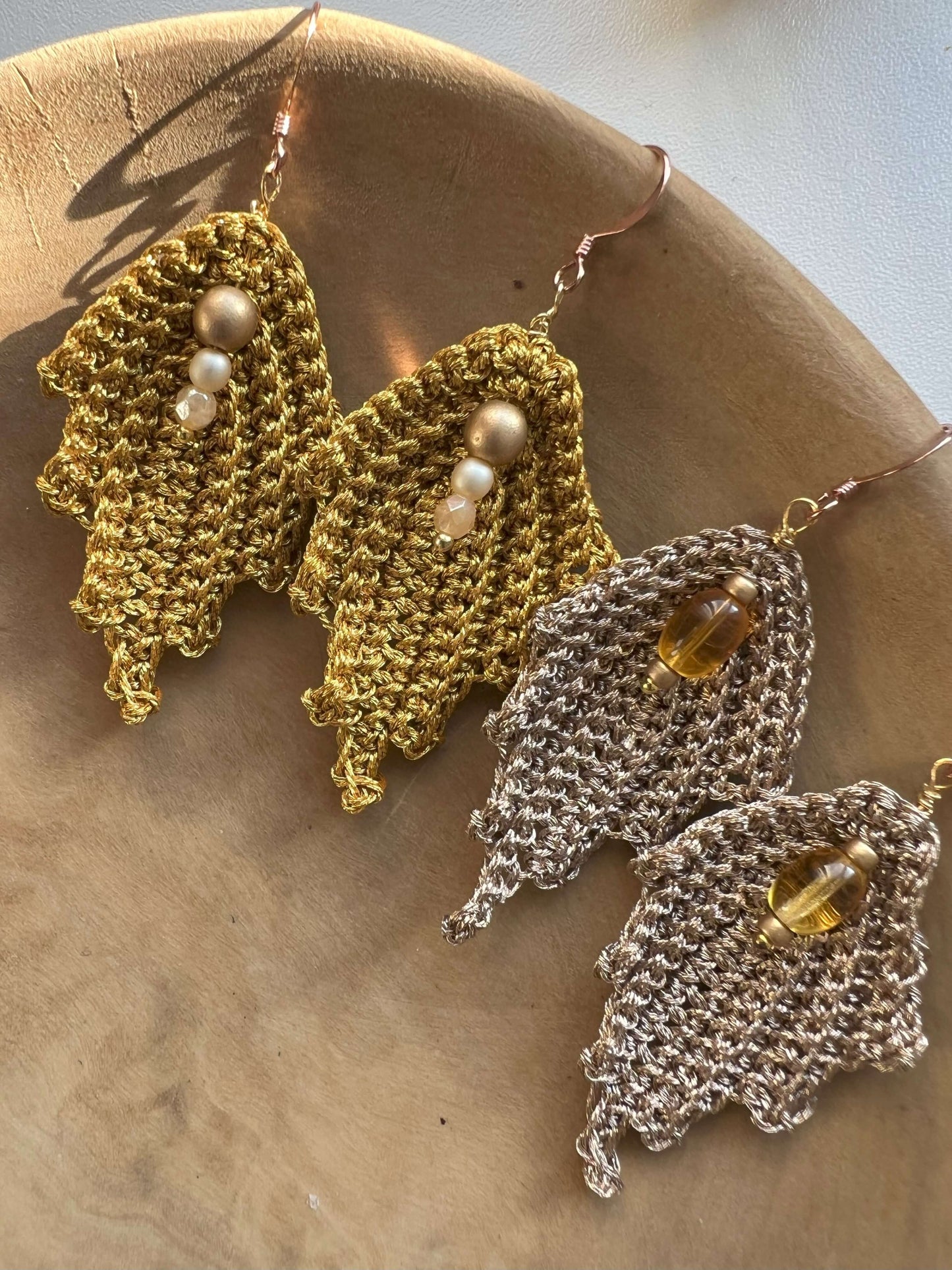 Orecchini Foglia Preziosa fatti a mano: design unico all'uncinetto con cristalli cechi e monachella in rame. Eleganza naturale e artigianato italiano