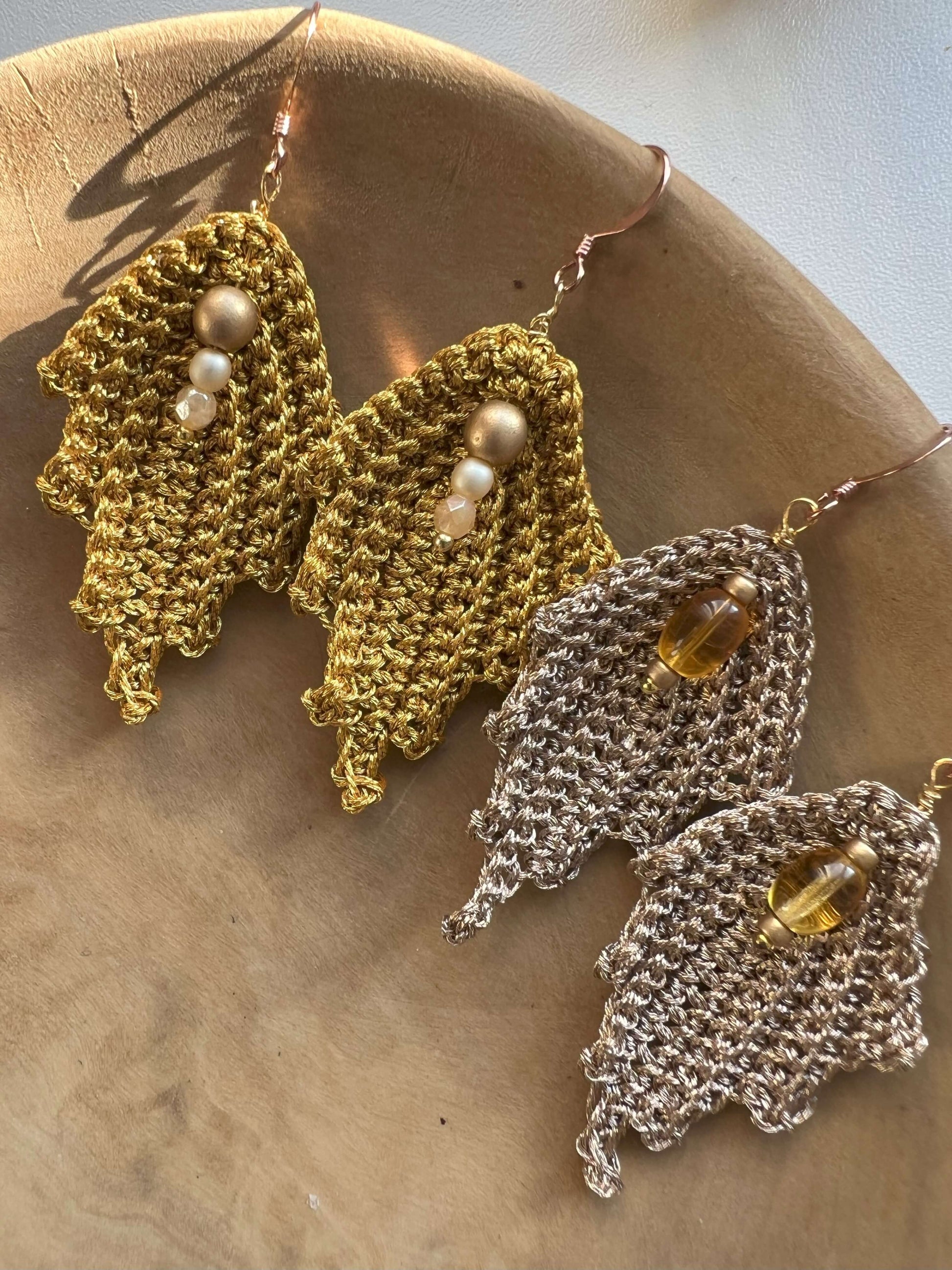 Orecchini Foglia Preziosa fatti a mano: design unico all'uncinetto con cristalli cechi e monachella in rame. Eleganza naturale e artigianato italiano