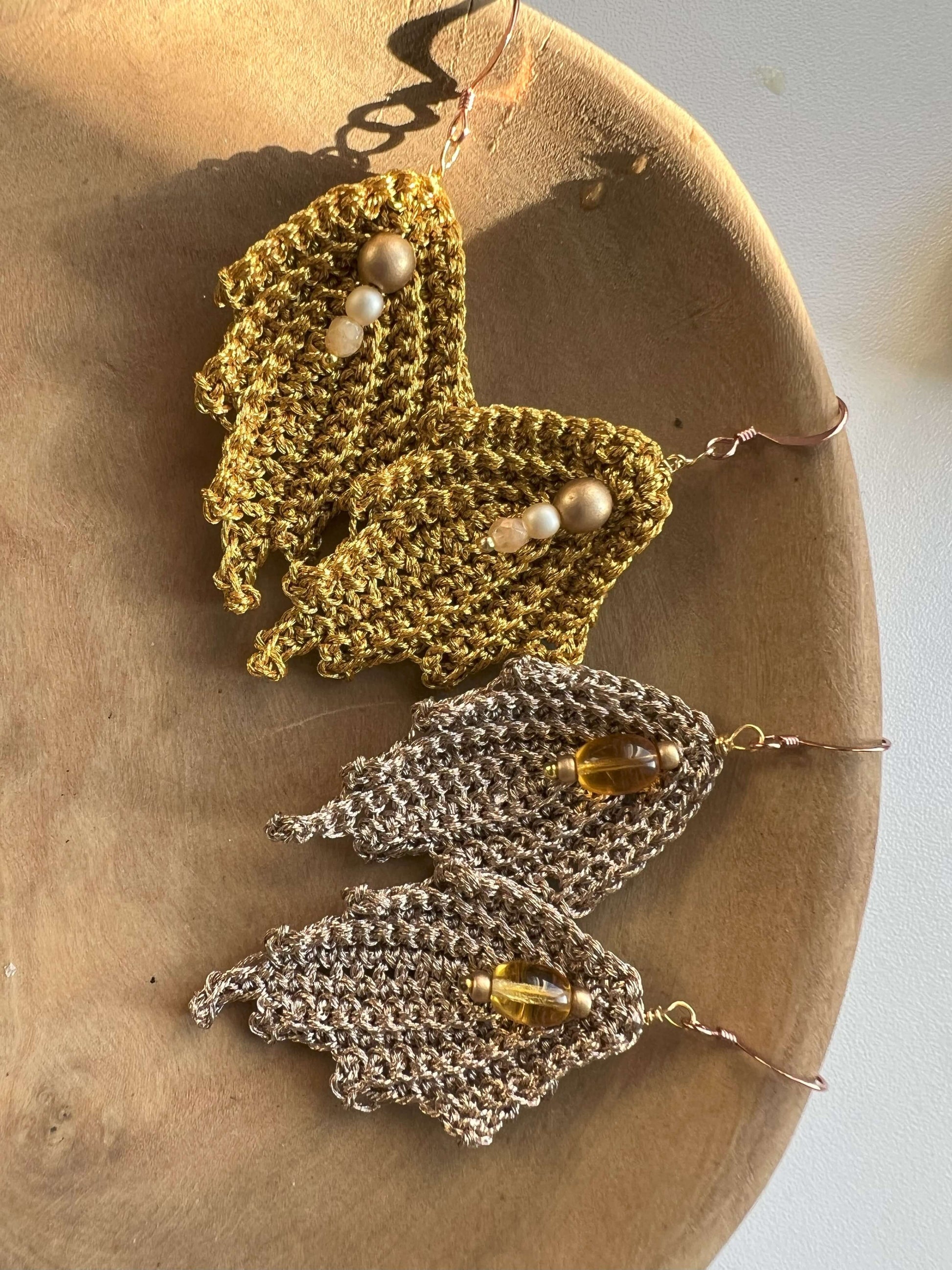 Orecchini Foglia Preziosa fatti a mano: design unico all'uncinetto con cristalli cechi e monachella in rame. Eleganza naturale e artigianato italiano