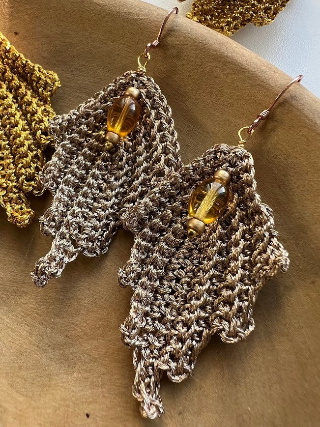 Orecchini Foglia Preziosa beige fatti a mano: design unico all'uncinetto con cristalli cechi e monachella in rame. Eleganza naturale e artigianato italiano