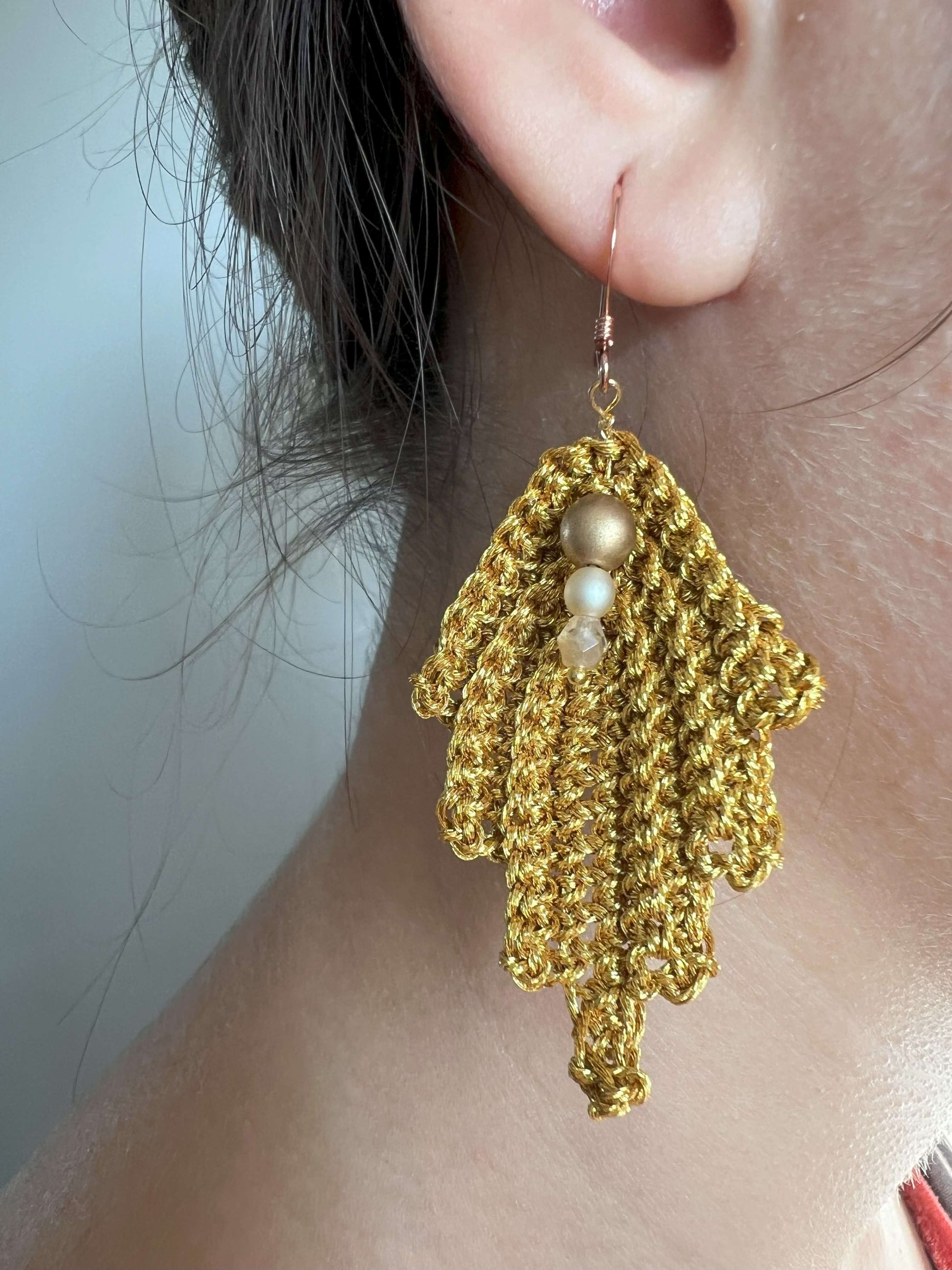 Orecchini Foglia Preziosa oro fatti a mano: design unico all'uncinetto con cristalli cechi e monachella in rame. Eleganza naturale e artigianato italiano