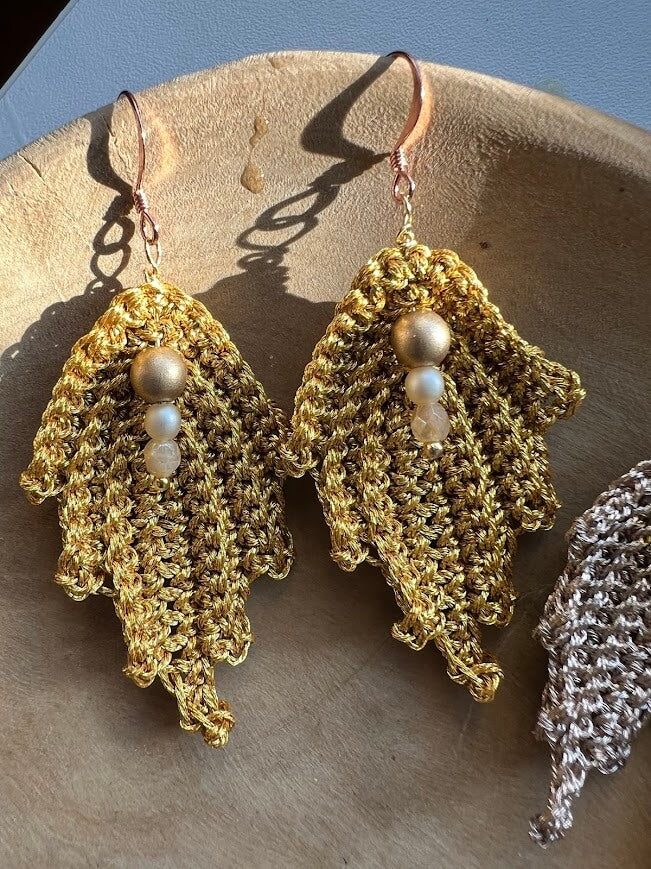 Orecchini Foglia Preziosa oro fatti a mano: design unico all'uncinetto con cristalli cechi e monachella in rame. Eleganza naturale e artigianato italiano