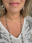 Collana lunga artigianale Filo di Luna in filato gioiello oro-bronzo con cristalli argento e perle di vetro argentato opaco. Accessorio elegante e versatile, indossabile come collana o bracciale avvolgente, perfetta per ogni occasione e stile. Gioiello unico e raffinato, ideale come regalo speciale.