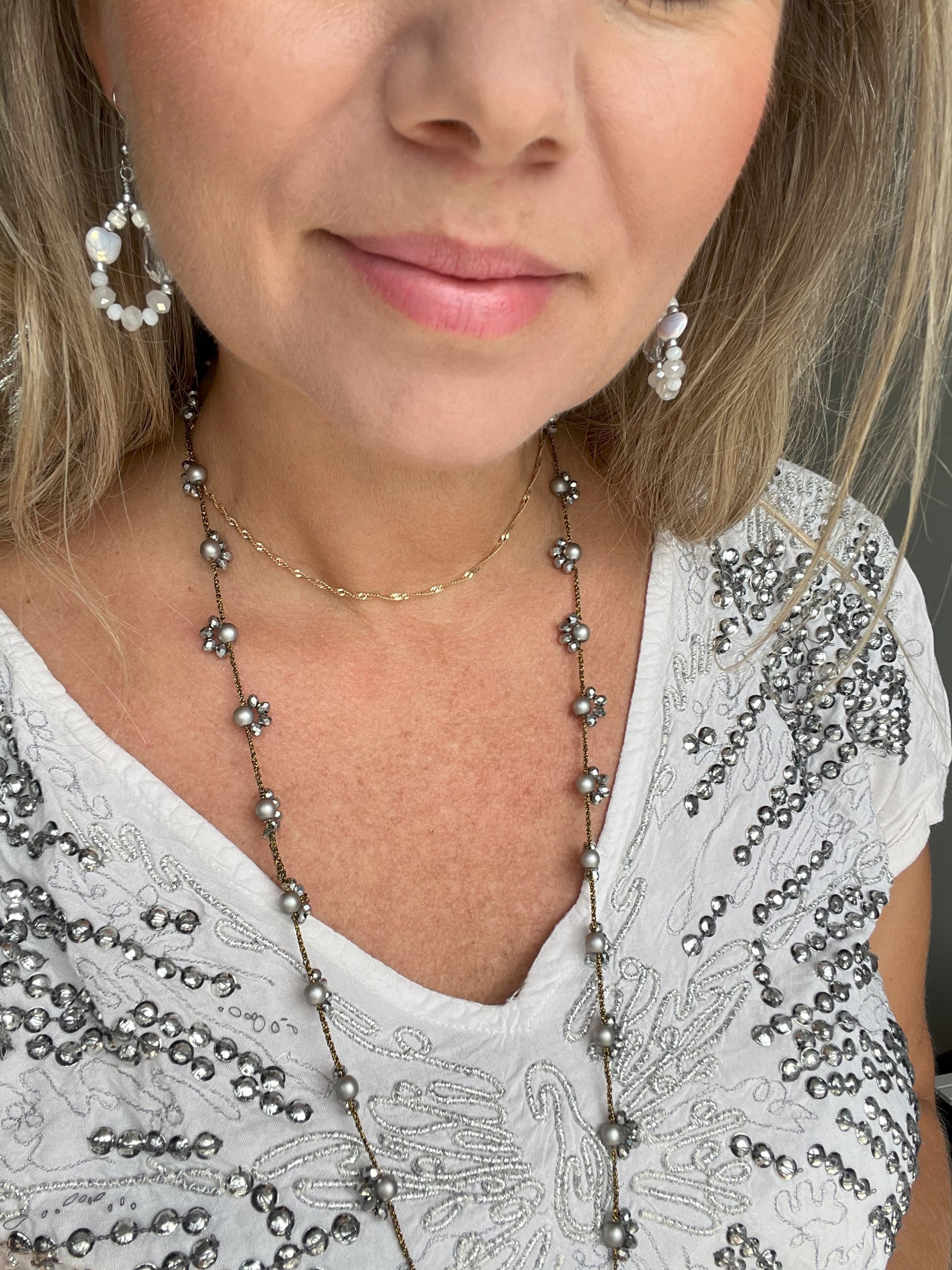 Collana lunga artigianale Filo di Luna in filato gioiello oro-bronzo con cristalli argento e perle di vetro argentato opaco. Accessorio elegante e versatile, indossabile come collana o bracciale avvolgente, perfetta per ogni occasione e stile. Gioiello unico e raffinato, ideale come regalo speciale.
