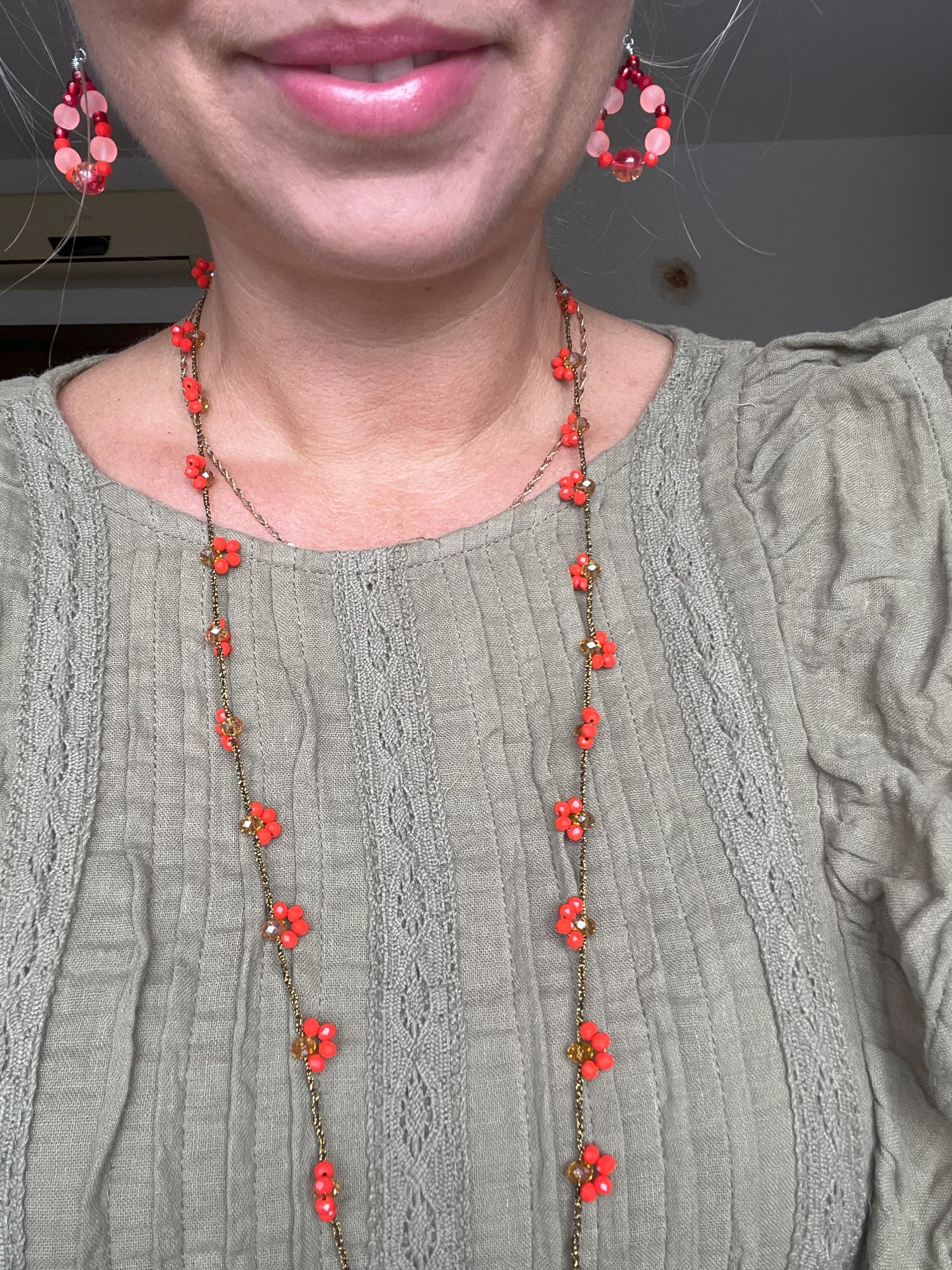 Collana Mezzo Fiore D'Autunno: un accessorio che parla di stile e natura