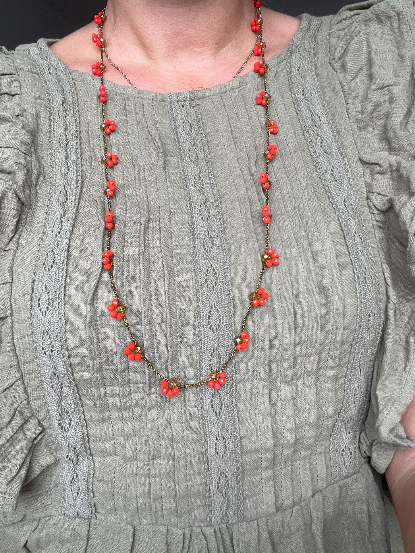 Collana Mezzo Fiore D'Autunno: un accessorio che parla di stile e natura