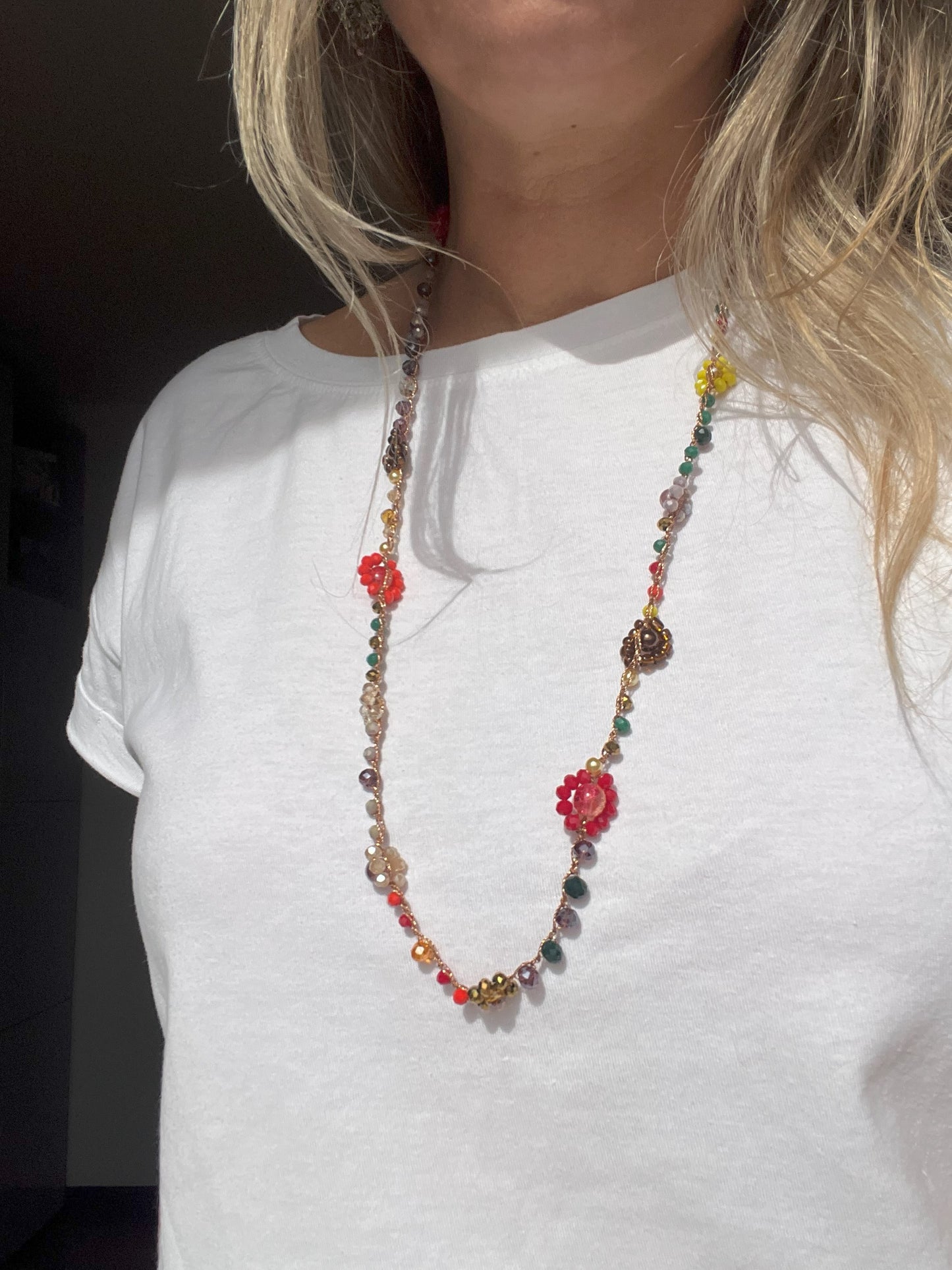 Girocollo "Essenza d'Autunno" realizzato a mano con fiori naturali e perle in tonalità calde, ispirato ai colori dell'autunno. Versatile e regolabile, può essere indossato come collana o bracciale avvolgente, perfetto per ogni occasione. Un accessorio unico che riflette la bellezza naturale e l'eleganza, ideale per chi desidera esprimere la propria personalità attraverso gioielli artigianali.